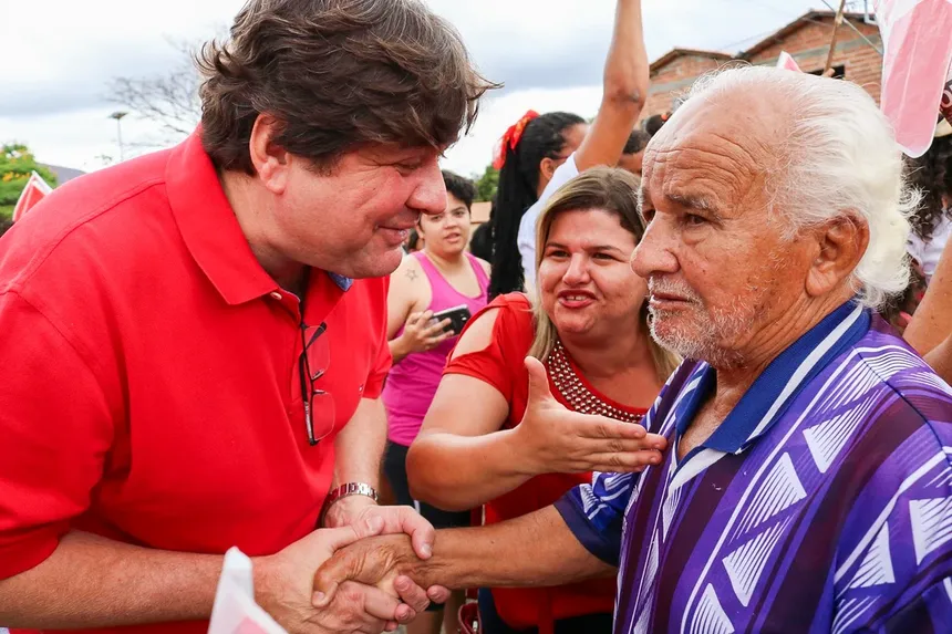 Andr&eacute; Quint&atilde;o cumprimentando morador em atividade de rua