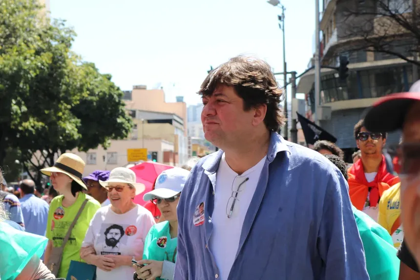 Andr&eacute; Quint&atilde;o em caminhada com apoiadores