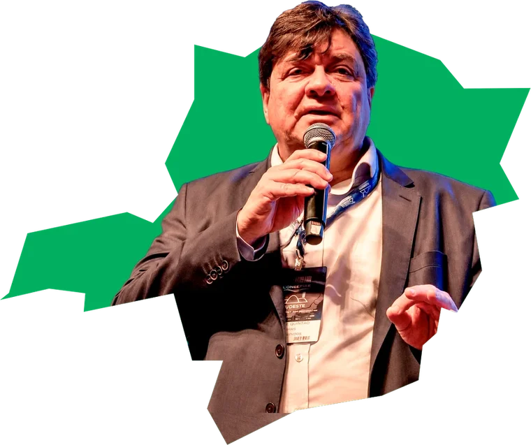 Andr&eacute; Quint&atilde;o sobre o mapa de Minas Gerais