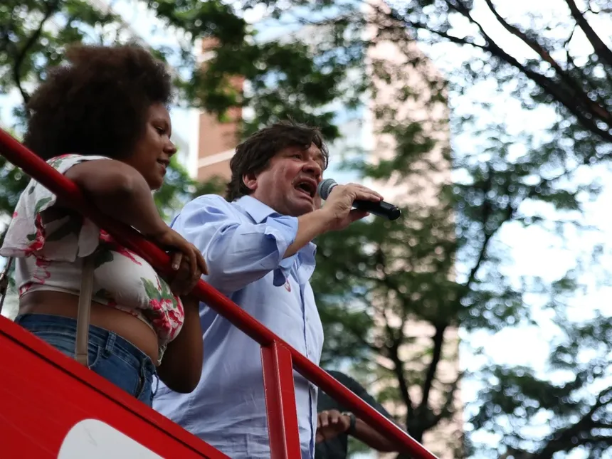 Andr&eacute; Quint&atilde;o falando ao microfone em ato p&uacute;blico