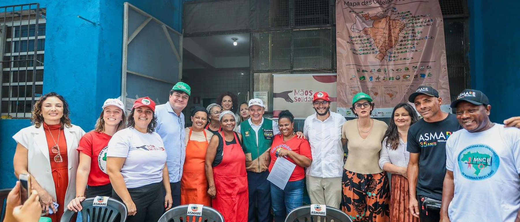 André com catadores e catadoras da ASMARE